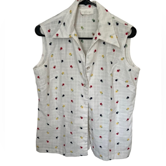 Vintage embroidered floral button up 🌸 - Picture 2 of 5